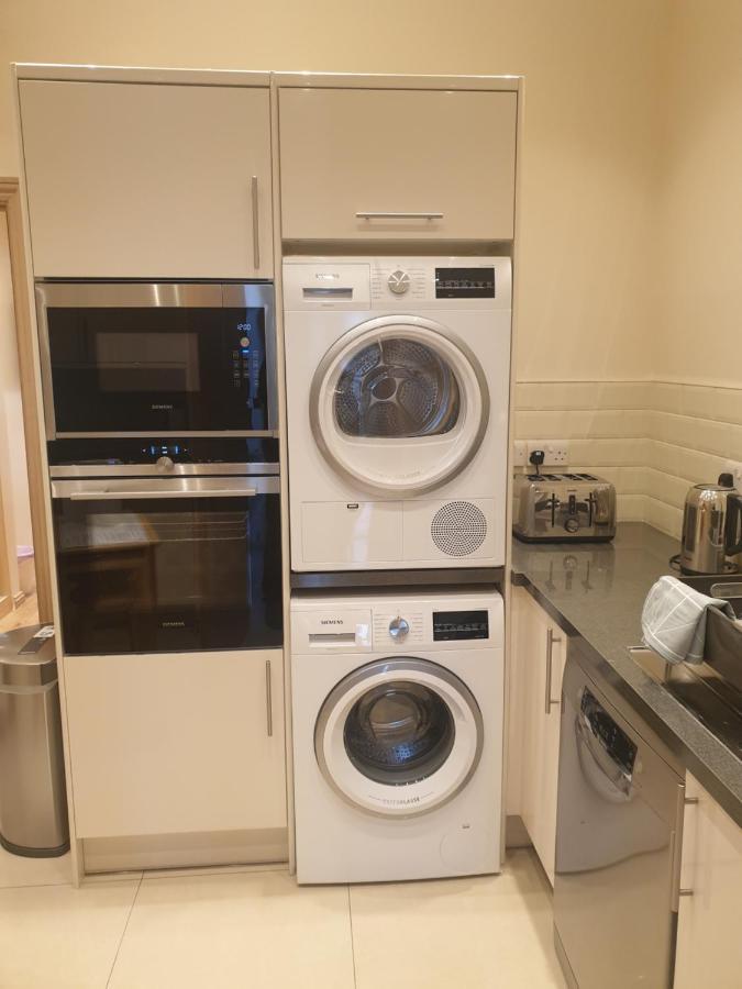 London Luxury Apartments 3 Bedroom Sleeps 8 With 3 Bathrooms 4 Mins Walk To Tube Free Parking إيلفورد المظهر الخارجي الصورة