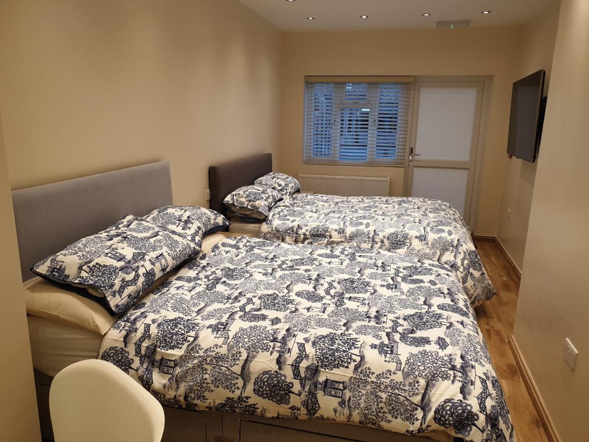 London Luxury Apartments 3 Bedroom Sleeps 8 With 3 Bathrooms 4 Mins Walk To Tube Free Parking إيلفورد المظهر الخارجي الصورة