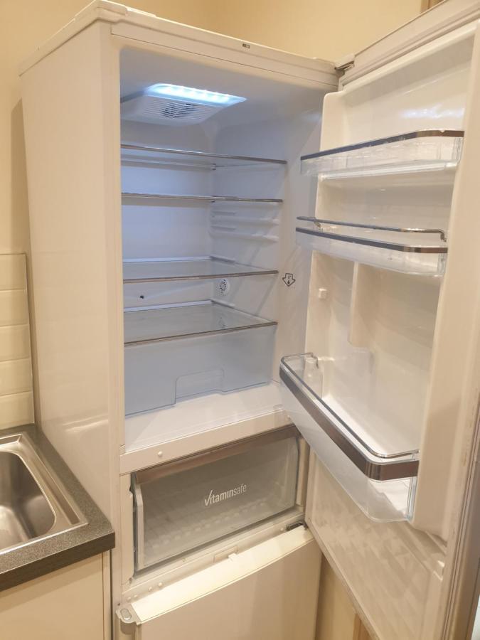 London Luxury Apartments 3 Bedroom Sleeps 8 With 3 Bathrooms 4 Mins Walk To Tube Free Parking إيلفورد المظهر الخارجي الصورة