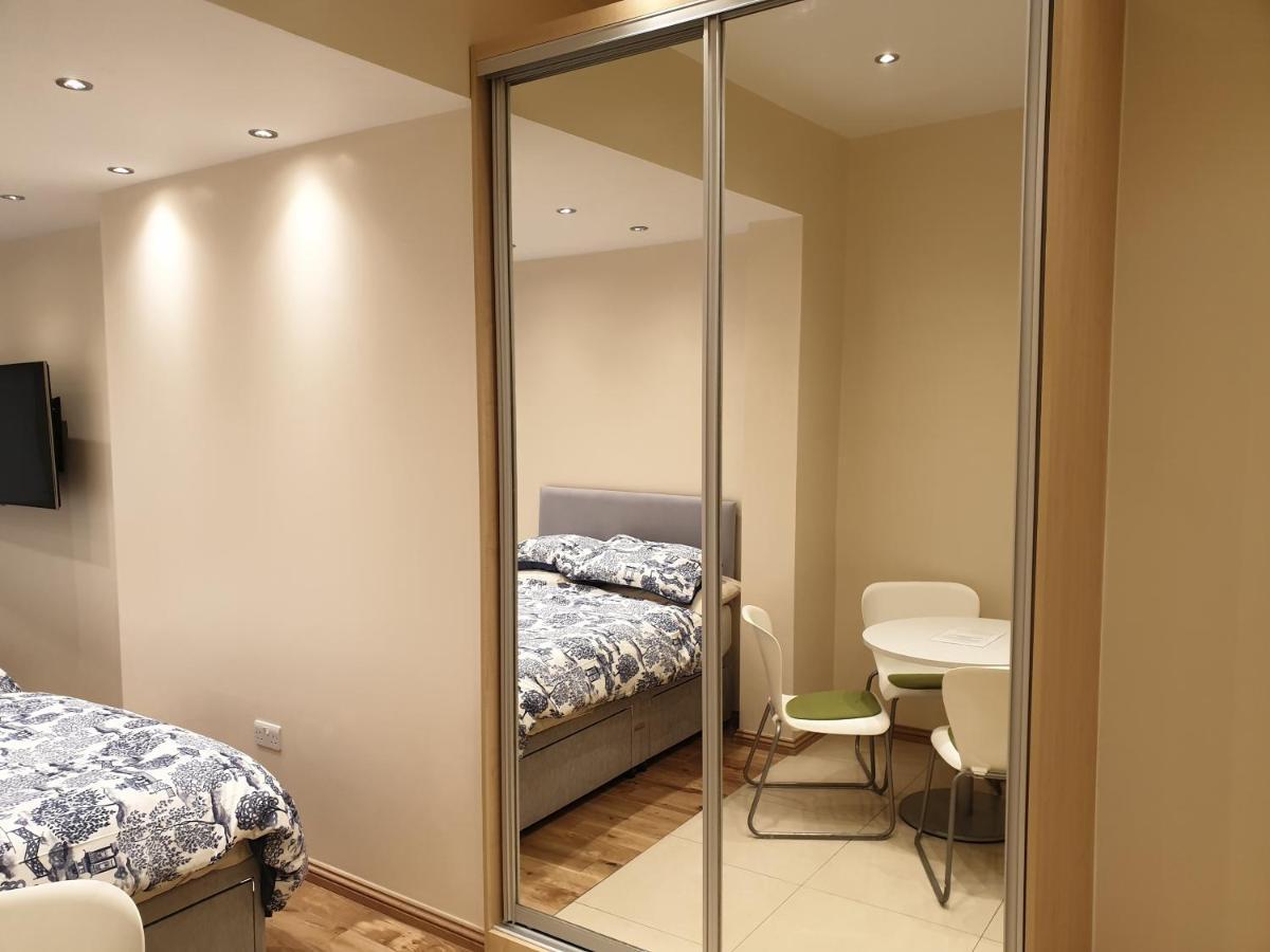 London Luxury Apartments 3 Bedroom Sleeps 8 With 3 Bathrooms 4 Mins Walk To Tube Free Parking إيلفورد المظهر الخارجي الصورة