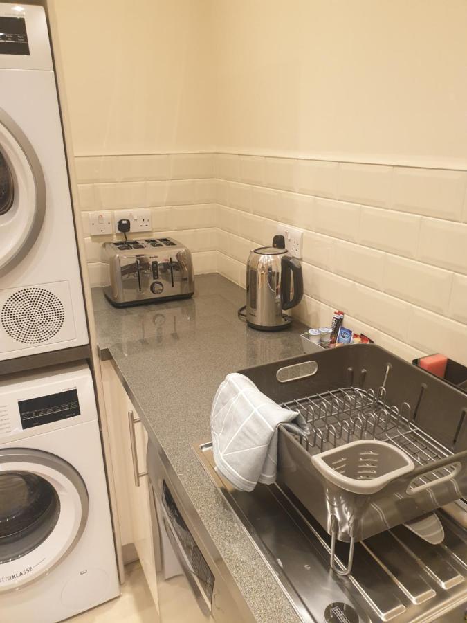 London Luxury Apartments 3 Bedroom Sleeps 8 With 3 Bathrooms 4 Mins Walk To Tube Free Parking إيلفورد المظهر الخارجي الصورة