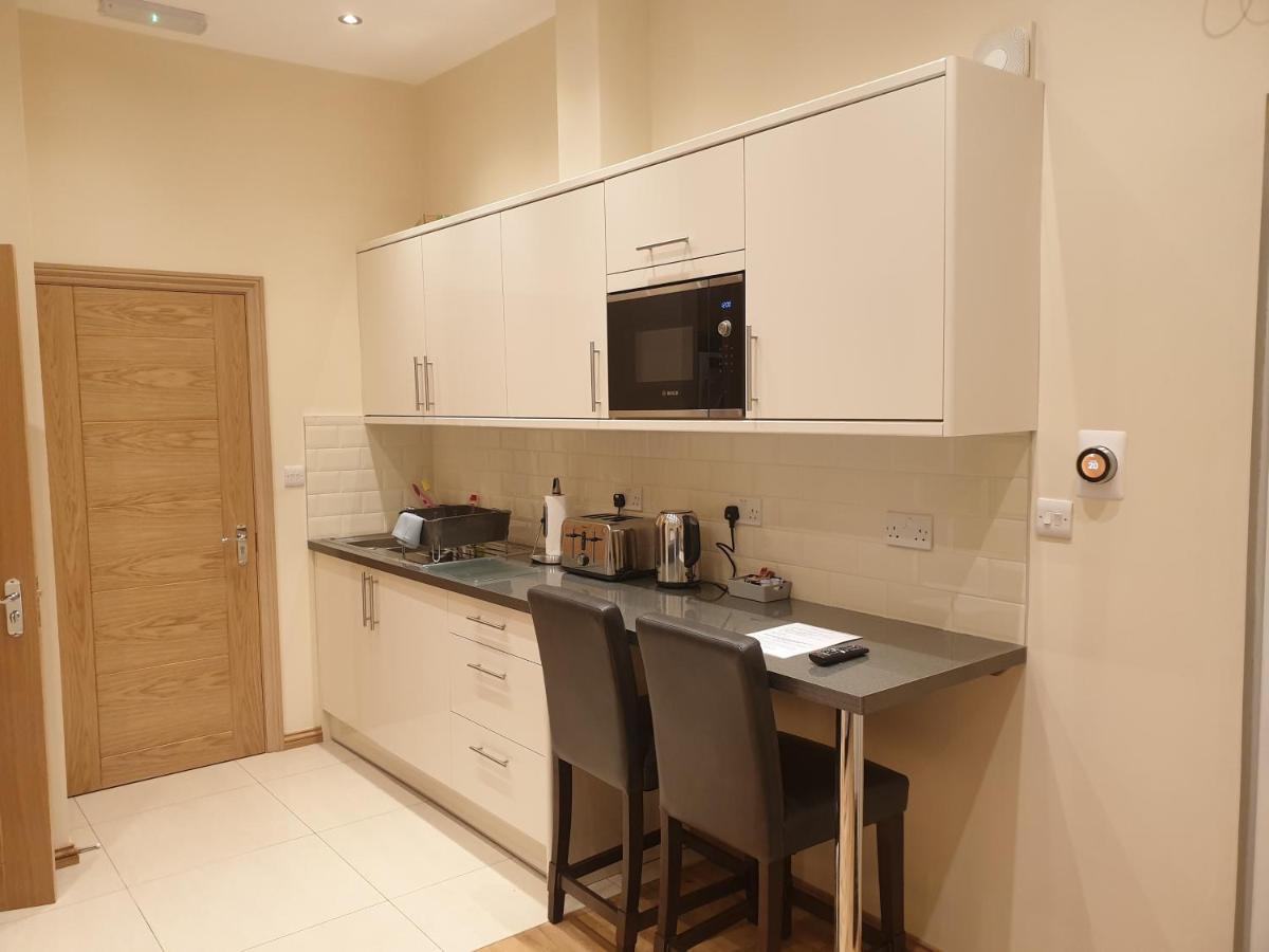 London Luxury Apartments 3 Bedroom Sleeps 8 With 3 Bathrooms 4 Mins Walk To Tube Free Parking إيلفورد المظهر الخارجي الصورة