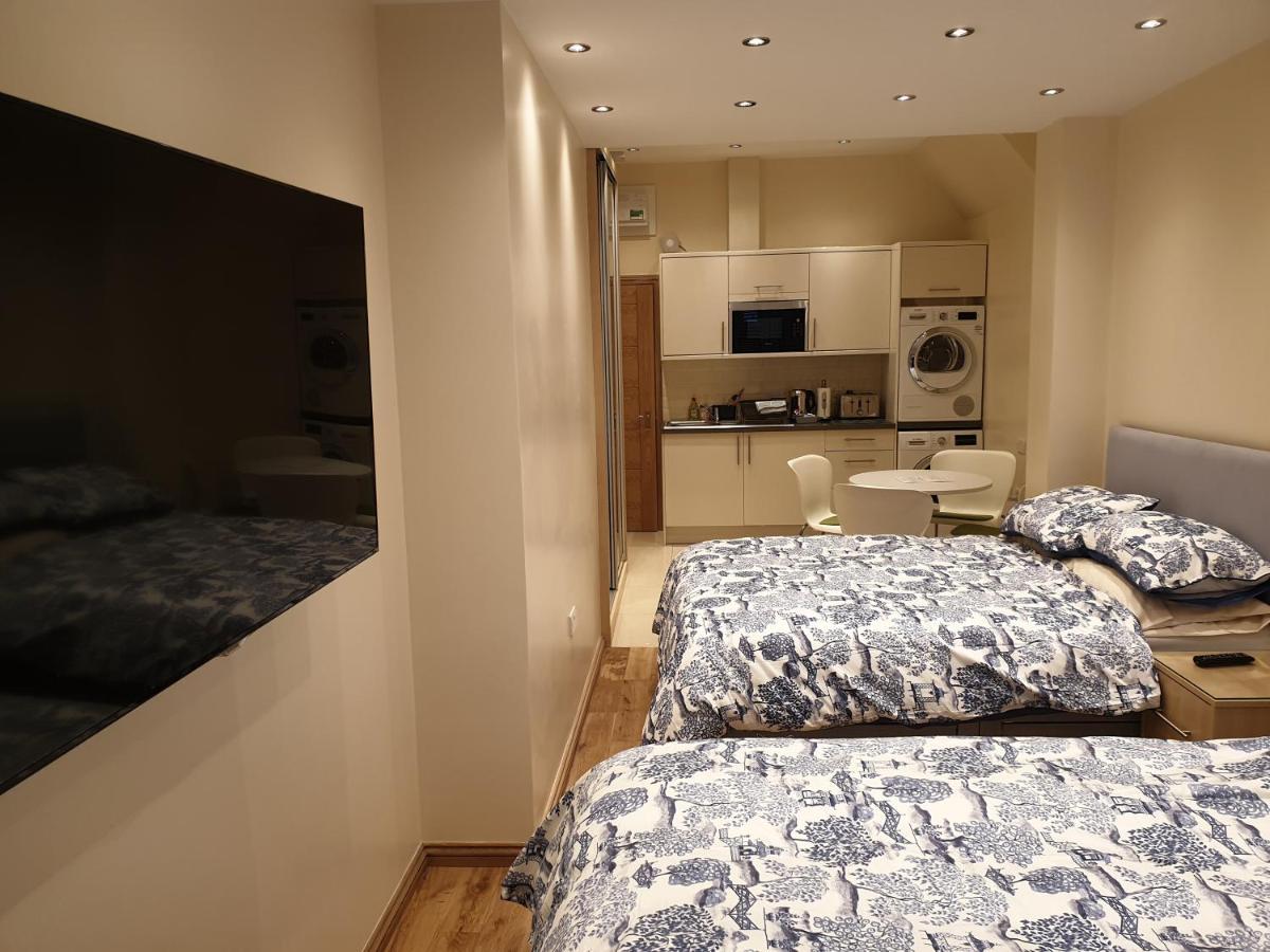 London Luxury Apartments 3 Bedroom Sleeps 8 With 3 Bathrooms 4 Mins Walk To Tube Free Parking إيلفورد المظهر الخارجي الصورة