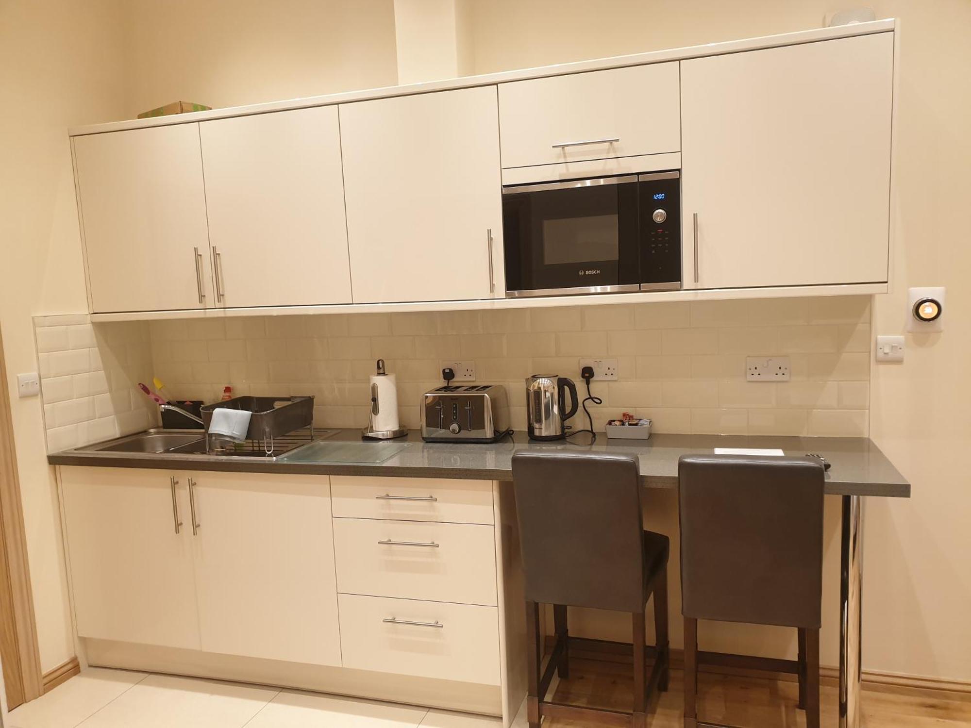 London Luxury Apartments 3 Bedroom Sleeps 8 With 3 Bathrooms 4 Mins Walk To Tube Free Parking إيلفورد المظهر الخارجي الصورة