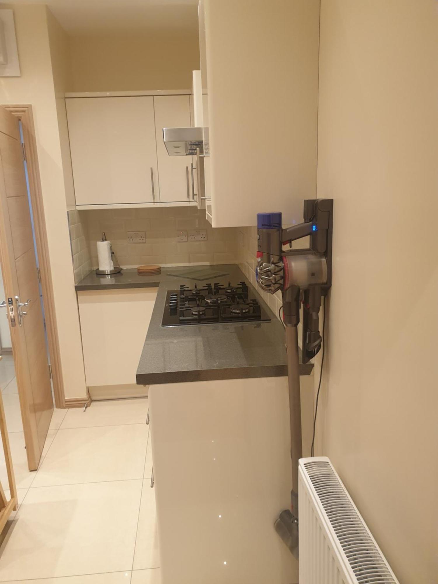 London Luxury Apartments 3 Bedroom Sleeps 8 With 3 Bathrooms 4 Mins Walk To Tube Free Parking إيلفورد المظهر الخارجي الصورة