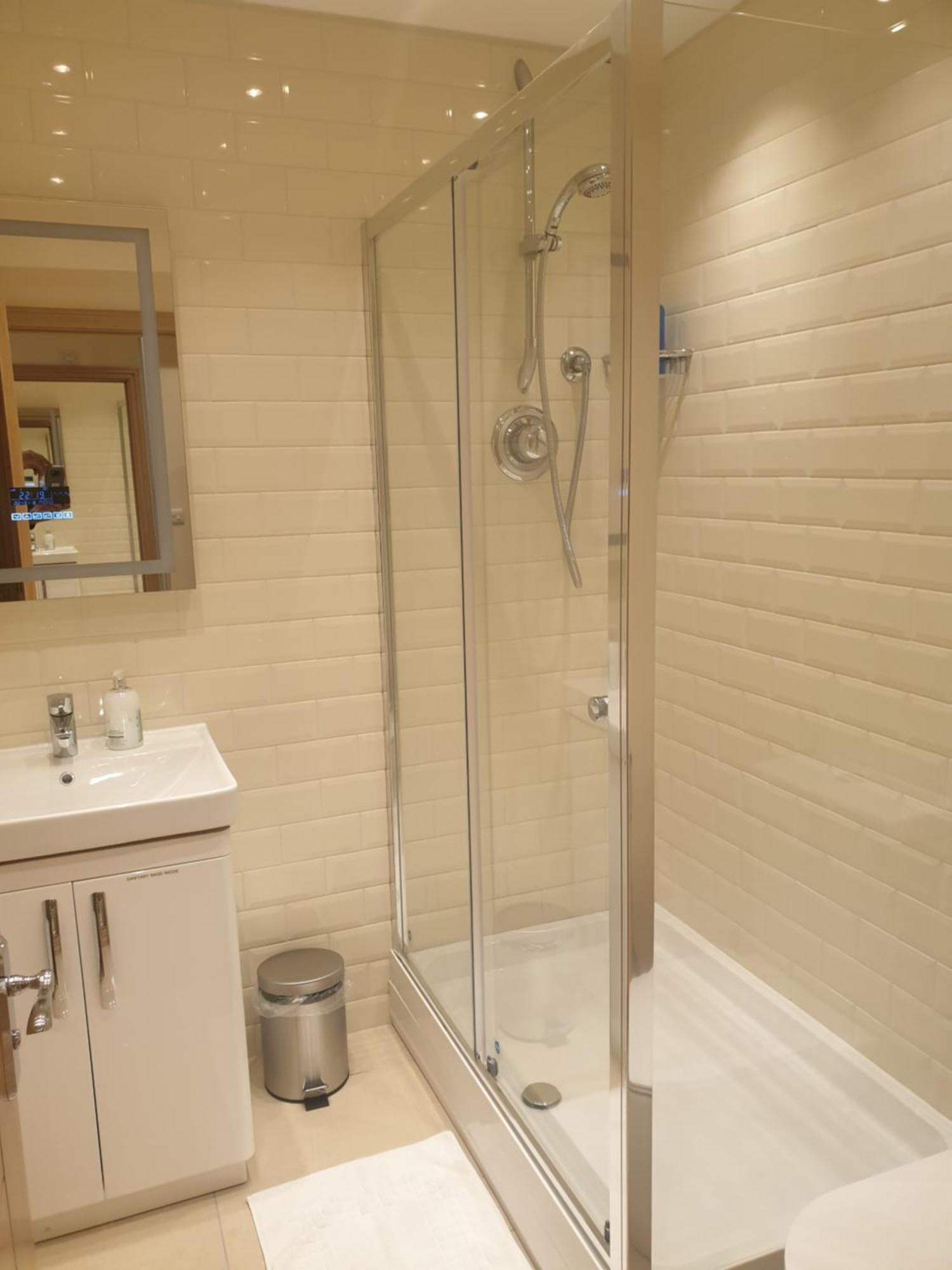 London Luxury Apartments 3 Bedroom Sleeps 8 With 3 Bathrooms 4 Mins Walk To Tube Free Parking إيلفورد المظهر الخارجي الصورة