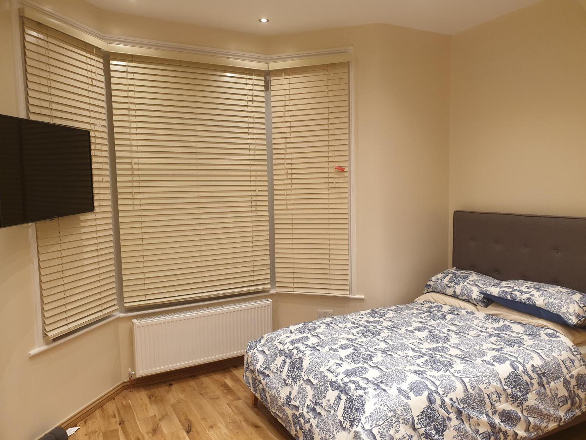 London Luxury Apartments 3 Bedroom Sleeps 8 With 3 Bathrooms 4 Mins Walk To Tube Free Parking إيلفورد المظهر الخارجي الصورة
