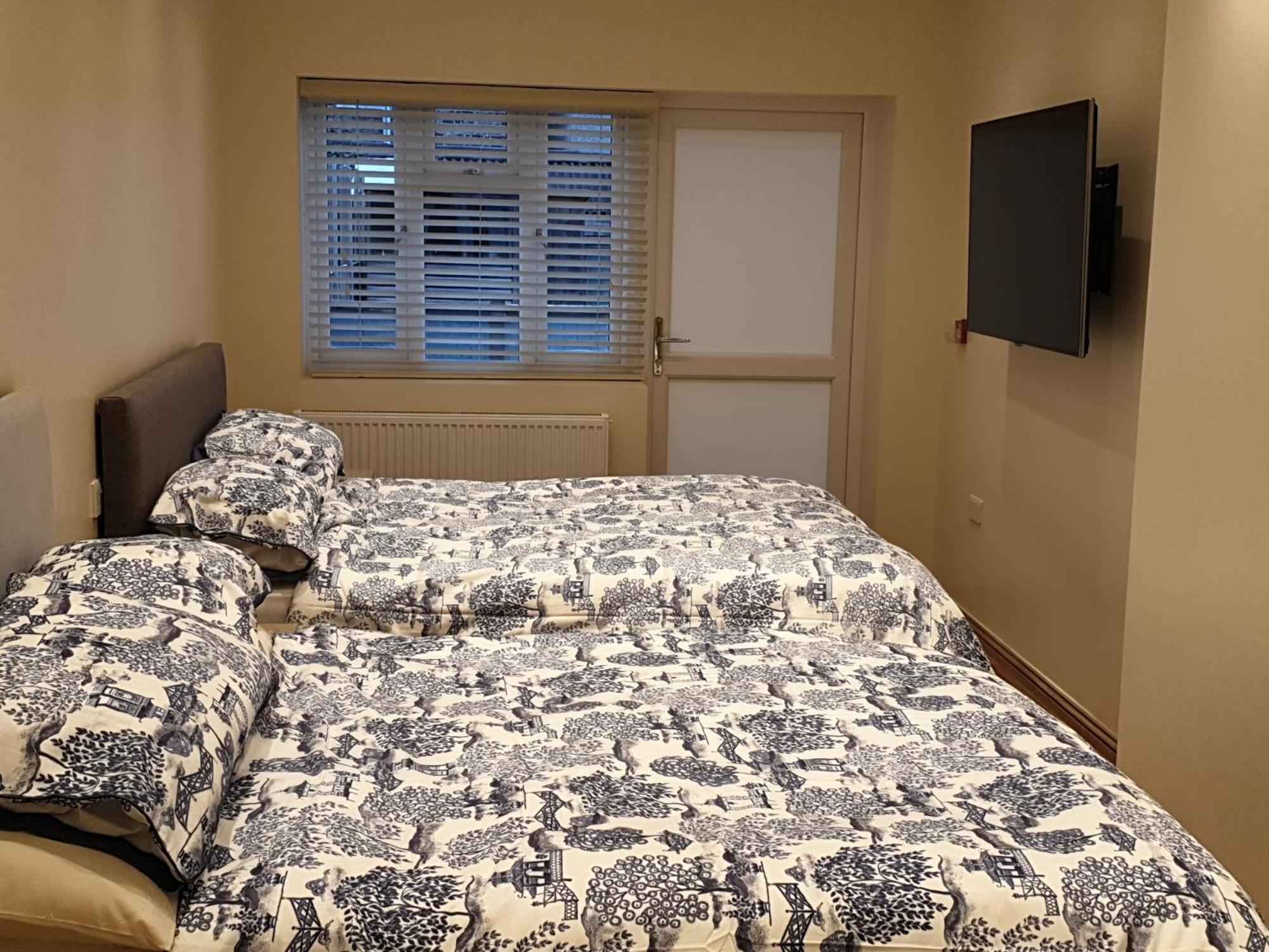 London Luxury Apartments 3 Bedroom Sleeps 8 With 3 Bathrooms 4 Mins Walk To Tube Free Parking إيلفورد المظهر الخارجي الصورة